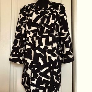 Longline blazer with front clasp and pockets in EXCELLENT condition; size 16
